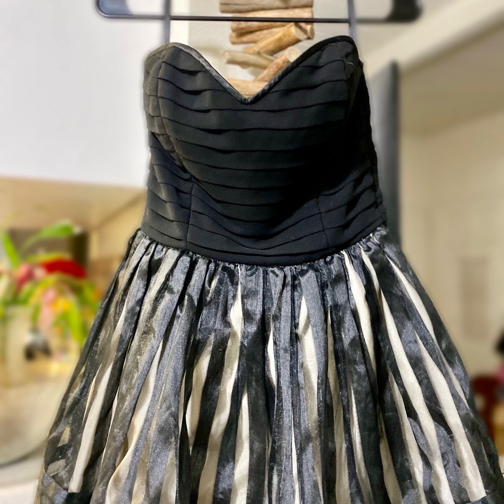 Betsy Johnson Stripe Organza Dress size 6. - Picture 6 of 9
